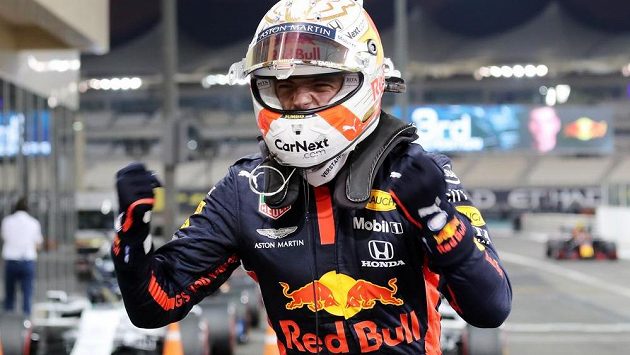 Max Verstappen oslavuje pole position v Abú Zabí. Max Verstappen oslavuje pole position v Abú Zabí.