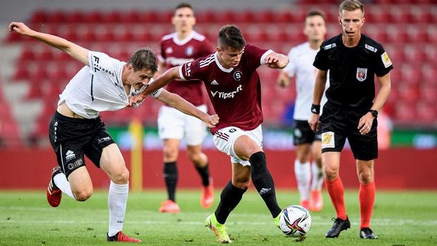 Denis Donát z Hradce Králové a Adam Hložek ze Sparty Praha v souboji o míč během utkání 5. kola Fortuna ligy. Denis Donát z Hradce Králové a Adam Hložek ze Sparty Praha v souboji o míč během utkání 5. kola Fortuna ligy.