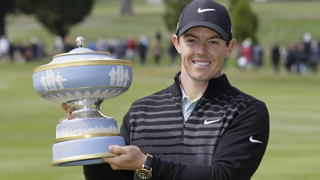 Golfista Rory McIlroy s trofejí pro vítěze v San Franciscu. Golfista Rory McIlroy s trofejí pro vítěze v San Franciscu.