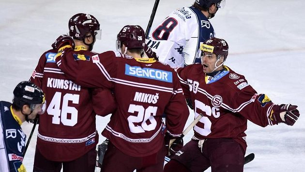 Hokejisté Sparty (zleva): Petr Kumstát, Juraj Mikuš a Tomáš Rolinek oslavují gól proti Vítkovicím. Hokejisté Sparty (zleva): Petr Kumstát, Juraj Mikuš a Tomáš Rolinek oslavují gól proti Vítkovicím.