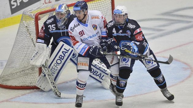 Zleva plzeňský brankář Matěj Machovský, vítkovický útočník Michael Vandas a obránce Indiánů David Kvasnička v zápase 22. kola hokejové Tipsport extraligy. Zleva plzeňský brankář Matěj Machovský, vítkovický útočník Michael Vandas a obránce Indiánů David Kvasnička v zápase 22. kola hokejové Tipsport extraligy.