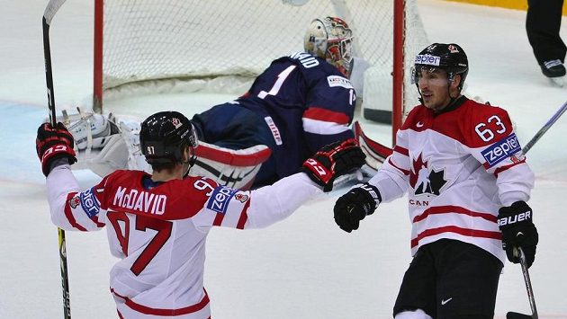 Connor McDavid a Brad Marchand se radují z gólu v síti USA. Connor McDavid a Brad Marchand se radují z gólu v síti USA.