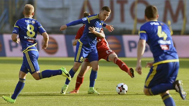Zleva Filip Novotný z Jihlavy, Davis Ikaunieks z Jihlavy, Michal Obročník z Olomouce, Miroslav Keresteš z Jihlavy. Zleva Filip Novotný z Jihlavy, Davis Ikaunieks z Jihlavy, Michal Obročník z Olomouce, Miroslav Keresteš z Jihlavy.