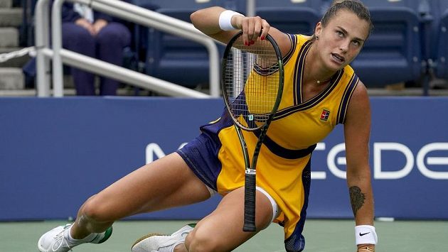 Běloruská tenistka Aryna Sabalenková se při US Open zvedá po pádu na kluzkém kurtu. Běloruská tenistka Aryna Sabalenková se při US Open zvedá po pádu na kluzkém kurtu.