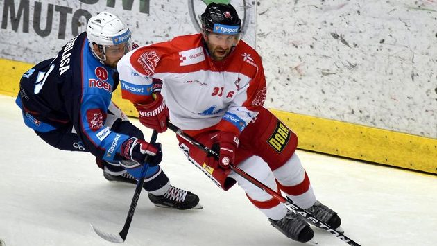 Zprava olomoucký hráč Martin Vyrůbalík a Petr Koblasa z Chomutova. Zprava olomoucký hráč Martin Vyrůbalík a Petr Koblasa z Chomutova.