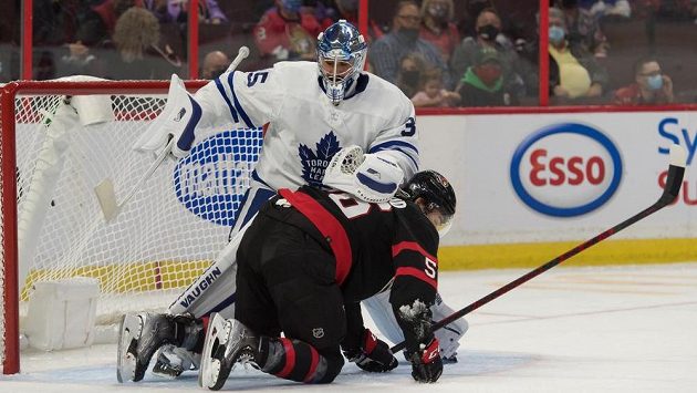 Kole Sherwood (56) z Ottawy při střetu s brankářem Toronta Petrem Mrázkem. Kole Sherwood (56) z Ottawy při střetu s brankářem Toronta Petrem Mrázkem.