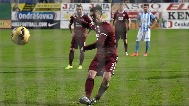 Václav Kadlec proměňuje nařízenou penaltu během utkání v Mladé Boleslavi. Václav Kadlec proměňuje nařízenou penaltu během utkání v Mladé Boleslavi.