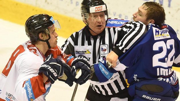 Roman Vlach z Olomouce (vlevo) v potyčce s Janem Káňou z Brna. Roman Vlach z Olomouce (vlevo) v potyčce s Janem Káňou z Brna.