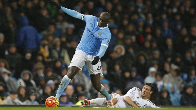 Záložník Manchesteru City Yaya Touré (vlevo) v zápase se Swansea. Záložník Manchesteru City Yaya Touré (vlevo) v zápase se Swansea.