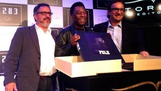 Pelé (uprostřed) představil svou novou knihu. Pelé (uprostřed) představil svou novou knihu.