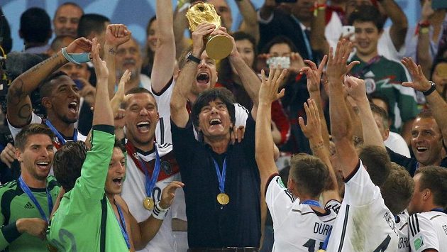 Německý trenér Joachim Löw s pohárem pro mistry světa. Německý trenér Joachim Löw s pohárem pro mistry světa.