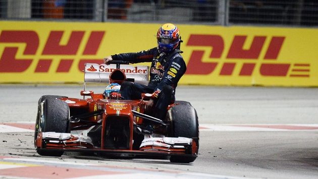 Moment, který se stewardům v Singapuru nelíbil. Fernando Alonso svezl na svém voze Marka Webbera. Moment, který se stewardům v Singapuru nelíbil. Fernando Alonso svezl na svém voze Marka Webbera.