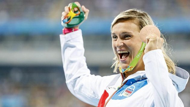 Oštěpařka Barbora Špotáková se raduje z bronzové medaile. Oštěpařka Barbora Špotáková se raduje z bronzové medaile.