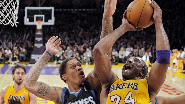 Kobe Bryant (vpravo) v souboji s Michaelem Beasleym z Minnesoty Kobe Bryant (vpravo) v souboji s Michaelem Beasleym z Minnesoty