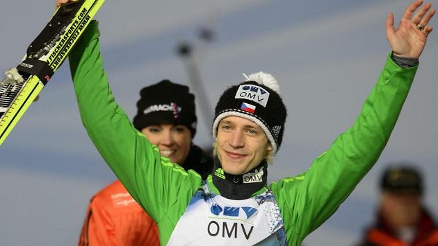 Český reprezentant Roman Koudelka, který skončil v Harrachově šestý, zdraví na slavnostním ceremoniálu diváky. Český reprezentant Roman Koudelka, který skončil v Harrachově šestý, zdraví na slavnostním ceremoniálu diváky.