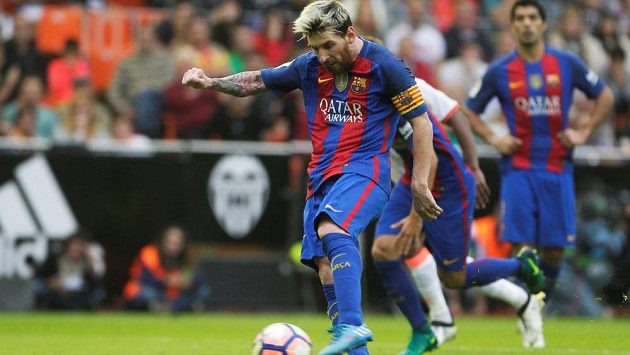 Lionel Messi z Barcelony proměňuje penaltu v nastavení proti Valencii. Lionel Messi z Barcelony proměňuje penaltu v nastavení proti Valencii.
