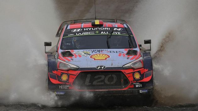 Thierry Neuville a Nicolas Gilsoul v úvodu Argentinské rallye. Thierry Neuville a Nicolas Gilsoul v úvodu Argentinské rallye.