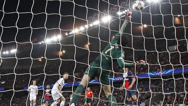 Brankář Chelsea Petr Čech inkasuje úvodní gól z kopačky Argentince Ezequiela Lavezziho ve středečním utkání Ligy mistrů v pařížském Parku princů. Brankář Chelsea Petr Čech inkasuje úvodní gól z kopačky Argentince Ezequiela Lavezziho ve středečním utkání Ligy mistrů v pařížském Parku princů.