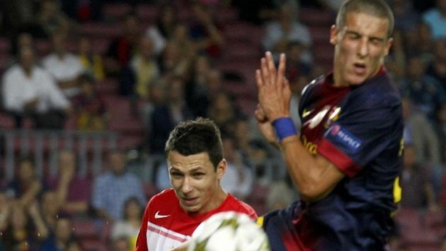 Marek Suchý (vlevo) v souboji s barcelonským Christianem Tellem. Marek Suchý (vlevo) v souboji s barcelonským Christianem Tellem.