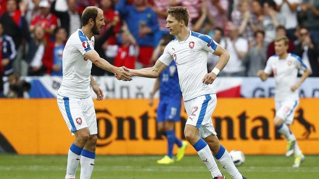 Milan Škoda a Roman Hubník (vlevo) krátce po brance slávistického útočníka. Milan Škoda a Roman Hubník (vlevo) krátce po brance slávistického útočníka.