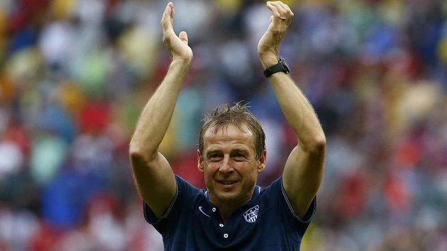 Jürgen Klinsmann se raduje z postupu Spojených států amerických do osmifinále MS. Jürgen Klinsmann se raduje z postupu Spojených států amerických do osmifinále MS.