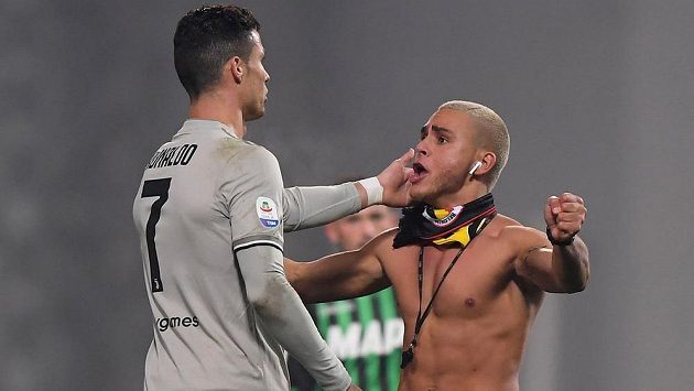 Cristiano Ronaldo z Juventusu a divák, který vnikl na hrací plochu při utkání na půdě Sassuola. Cristiano Ronaldo z Juventusu a divák, který vnikl na hrací plochu při utkání na půdě Sassuola.
