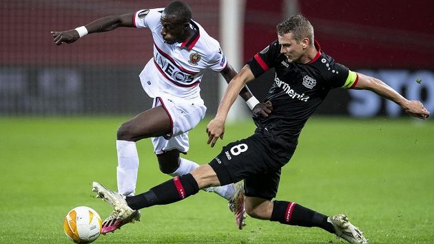 Lars Bender z Leverkusenu se snaží zastavit Hassana Kamaru z Nice. Lars Bender z Leverkusenu se snaží zastavit Hassana Kamaru z Nice.