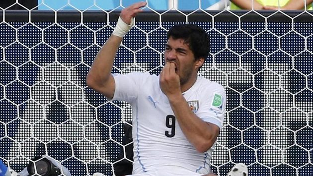 Luis Suárez se drží za zuby - italský zadák Chiellini má zřejmě velmi tvrdé kosti. Luis Suárez se drží za zuby - italský zadák Chiellini má zřejmě velmi tvrdé kosti.