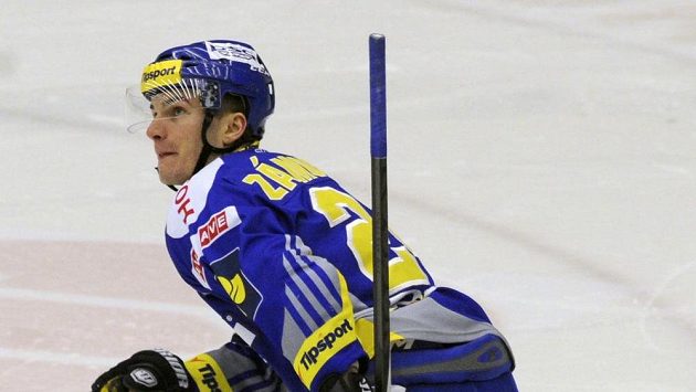 Petr Zámorský ze Zlína při samostatných nájezdech po vstřelení rozhodující branky utkání chomutovskému brankáři Martinu Růžičkovi. Petr Zámorský ze Zlína při samostatných nájezdech po vstřelení rozhodující branky utkání chomutovskému brankáři Martinu Růžičkovi.