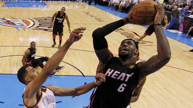 LeBron James zaznamenal ve druhém finálovém utkání s Oklahomou 32 bodů. LeBron James zaznamenal ve druhém finálovém utkání s Oklahomou 32 bodů.