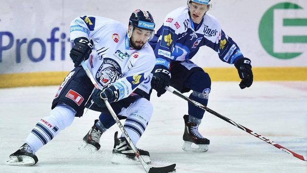 Liberecký útočník Jakub Valský (vlevo) a obránce Plzně David Sklenička. Liberecký útočník Jakub Valský (vlevo) a obránce Plzně David Sklenička.