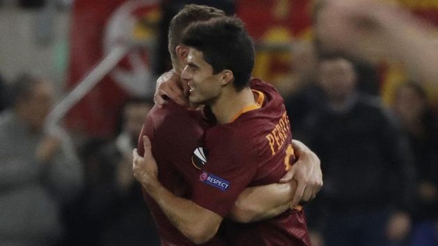 Záložník AS Řím Diego Perotti (vpravo) slaví se spoluhráčem Edinem Džekem gól proti Plzni v zápase Evropské ligy. Záložník AS Řím Diego Perotti (vpravo) slaví se spoluhráčem Edinem Džekem gól proti Plzni v zápase Evropské ligy.