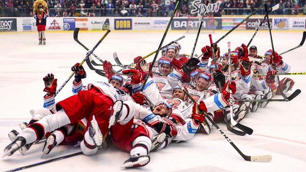 Hráči Hradce Králové oslavují výhru v pátém utkání s Litvínovem a postup do semifinále extraligy. Hráči Hradce Králové oslavují výhru v pátém utkání s Litvínovem a postup do semifinále extraligy.