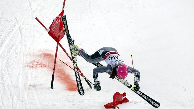 Kanaďanka Candace Crawfordová padá při závodě družstev na MS. Kanaďanka Candace Crawfordová padá při závodě družstev na MS.