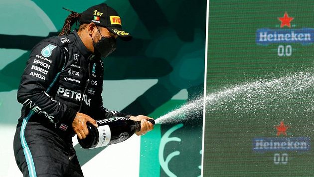 Britský pilot Mercedesu Lewis Hamilton vyhrál Velkou cenu Portugalska formule 1, triumf si řádné užíval. Britský pilot Mercedesu Lewis Hamilton vyhrál Velkou cenu Portugalska formule 1, triumf si řádné užíval.
