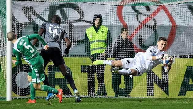 Brankář Bohemians Patrik Le Giang chytá šanci Soufianeho Dramého z Příbrami. Brankář Bohemians Patrik Le Giang chytá šanci Soufianeho Dramého z Příbrami.