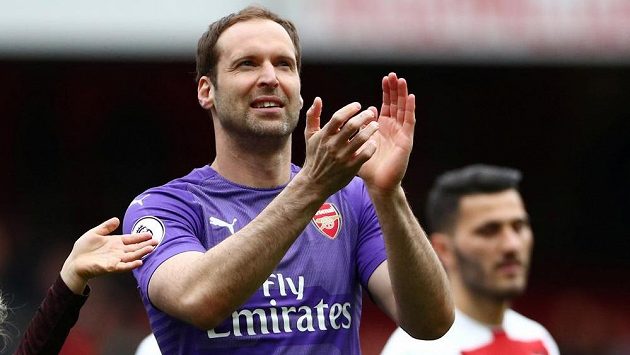Brankář Petr Čech se loučil s fanoušky na Emirates Stadium. Poděkoval jim za podporu potleskem. Brankář Petr Čech se loučil s fanoušky na Emirates Stadium. Poděkoval jim za podporu potleskem.