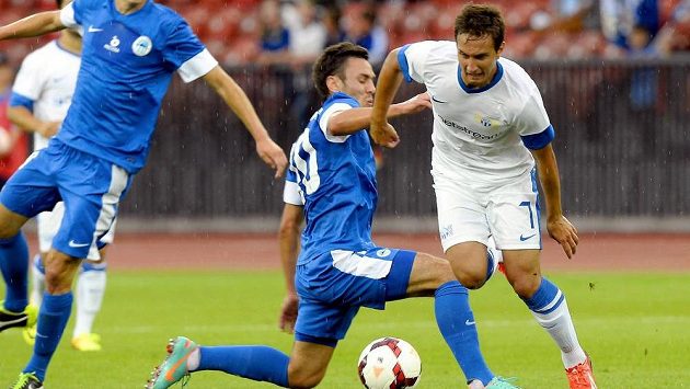 Mario Gavranovic z Curychu (vpravo) a liberecký Serhij Rybalka v souboji o balón. Mario Gavranovic z Curychu (vpravo) a liberecký Serhij Rybalka v souboji o balón.