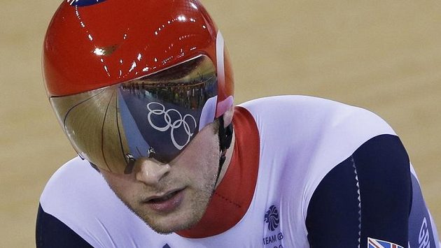 Jason Kenny na olympijském oválu v Londýně Jason Kenny na olympijském oválu v Londýně
