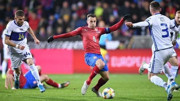 Vladimír Darida postupuje na kosovského obránce Fidana Alitiho (3), vlevo Valon Berisha. Vladimír Darida postupuje na kosovského obránce Fidana Alitiho (3), vlevo Valon Berisha.