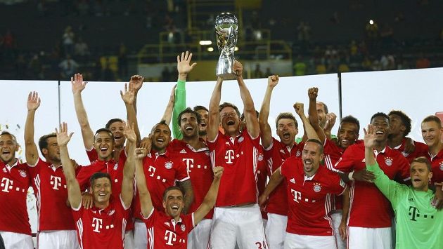 Fotbalisté Bayernu Mnichov se radují ze zisku německého Superpoháru. Fotbalisté Bayernu Mnichov se radují ze zisku německého Superpoháru.