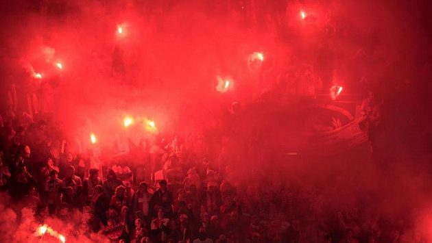 Fanoušci Slavie oslavují během derby světlicemi. Fanoušci Slavie oslavují během derby světlicemi.