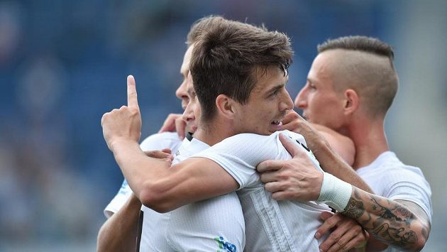 Ondřej Kúdela (vpředu) z Mladé Boleslavi se raduje se spoluhráči z prvního gólu proti Slovácku, který vstřelil Jan Chramosta. Ondřej Kúdela (vpředu) z Mladé Boleslavi se raduje se spoluhráči z prvního gólu proti Slovácku, který vstřelil Jan Chramosta.