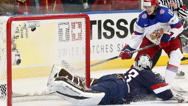 Viktor Tichonov (vpravo) překonává amerického brankáře Davida Leggioa. Viktor Tichonov (vpravo) překonává amerického brankáře Davida Leggioa.