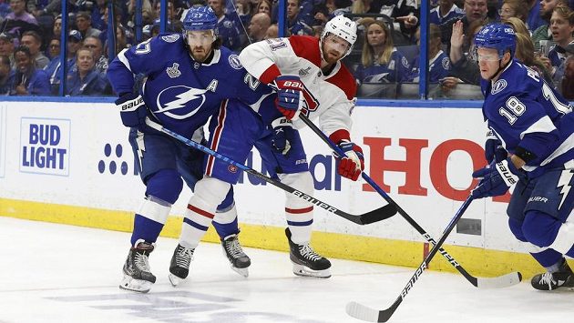 Montrealský Eric Staal (21) mezi hráči Tampy Ryanem McDonaghem (27) a Ondřejem Palátem (18). Montrealský Eric Staal (21) mezi hráči Tampy Ryanem McDonaghem (27) a Ondřejem Palátem (18).