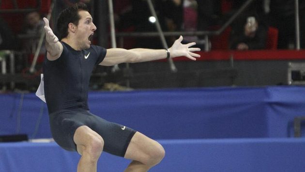 Francouzský tyčkař Renaud Lavillenie je v euforii, právě překonal letitý světový rekord legendárního Sergeje Bubky. Francouzský tyčkař Renaud Lavillenie je v euforii, právě překonal letitý světový rekord legendárního Sergeje Bubky.