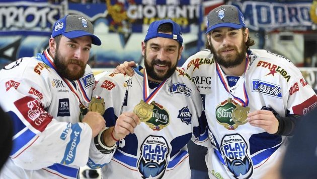 Zleva brankář Marek Čiliak, Jozef Kováčik a Peter Trška z Brna se radují ze zisku titulu. Zleva brankář Marek Čiliak, Jozef Kováčik a Peter Trška z Brna se radují ze zisku titulu.