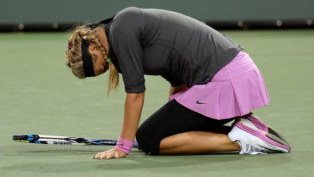 Viktoria Azarenková trpí bolestí při zápase s Američankou Lauren Davisovou v Indian Wells. Viktoria Azarenková trpí bolestí při zápase s Američankou Lauren Davisovou v Indian Wells.