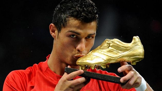 Cristiano Ronaldo na snímku z roku 2008, kdy ještě jako hráč Manchesteru United získal zlatou kopačku jako hráč roku FIFPro. Cristiano Ronaldo na snímku z roku 2008, kdy ještě jako hráč Manchesteru United získal zlatou kopačku jako hráč roku FIFPro.