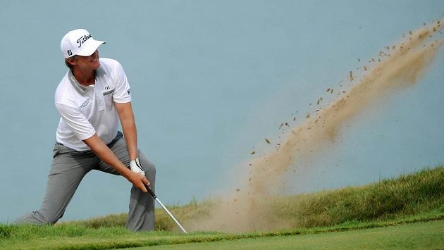 Australan Matt Jones odpaluje z bunkeru na 17. jamce ve druhém kole turnaje PGA v Kohleru. Australan Matt Jones odpaluje z bunkeru na 17. jamce ve druhém kole turnaje PGA v Kohleru.